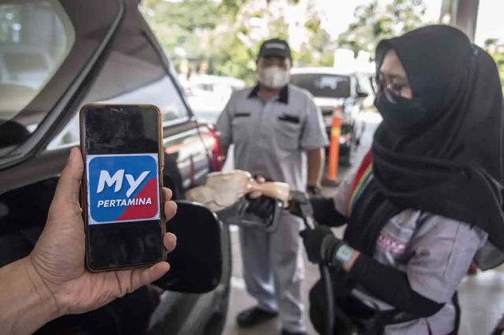 Inovasi Terbaru dari Pertamina: Buat Barcode Sendiri untuk Transaksi BBM Subsidi

Pertamina, perusahaan energi terkemuka di Indonesia, kembali menghadirkan inovasi terbaru yang akan memudahkan para pengguna BBM subsidi. Kini, para pengguna dapat membuat barcode sendiri untuk digunakan dalam transaksi BBM subsidi di seluruh SPBU Pertamina. Dengan cara ini, proses transaksi akan menjadi lebih cepat dan efisien, serta menghindari antrian panjang di SPBU.

Menurut Direktur Pemasaran Retail Pertamina, Mas’ud Khamid, inovasi ini bertujuan untuk memberikan kemudahan dan kenyamanan bagi para pelanggan. Dengan membuat barcode sendiri, para pelanggan tidak perlu lagi mengantri untuk mendapatkan barcode dari petugas SPBU. Selain itu, proses transaksi juga akan lebih aman dan terhindar dari kesalahan karena barcode yang dibuat sendiri sudah terhubung langsung dengan data pelanggan.

Untuk membuat barcode sendiri, pelanggan hanya perlu mengakses aplikasi MyPertamina dan mengikuti langkah-langkah yang telah disediakan. Setelah barcode berhasil dibuat, pelanggan dapat langsung menggunakan barcode tersebut untuk melakukan transaksi BBM subsidi di SPBU Pertamina mana pun. Dengan begitu, proses transaksi akan menjadi lebih cepat dan praktis.

Inovasi terbaru ini telah mendapatkan respon positif dari para pelanggan. Mereka merasa senang dan terbantu dengan adanya fitur baru ini. Selain itu, inovasi ini juga diharapkan dapat meningkatkan efisiensi dan kualitas layanan di SPBU Pertamina. Jadi, tunggu apa lagi? Segera buat barcode MyPertaminamu dan nikmati kemudahan transaksi BBM subsidi hanya di SPBU Pertamina.