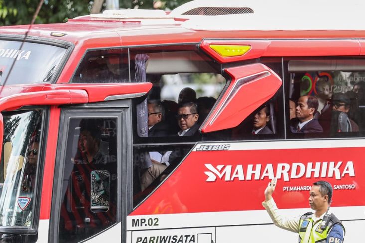 Hasto Kristiyanto dan Rombongan Tiba di KPK dengan Bus, Disambut Ribuan Pengacara