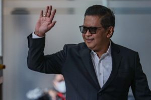Hasto Kristiyanto Siap Diborgol KPK dengan Wajah Serius dan Senyum Kecil