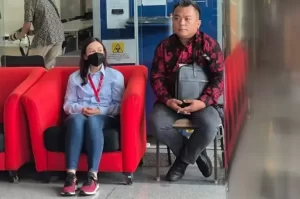 “Maria Lestari, Kader PDIP yang Dikenal Rajin, Hadiri Panggilan KPK dengan Mengenakan Masker Hitam dan Kemeja Biru”