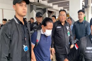 “Ronald Tannur, Eks Ketua PN Surabaya Tiba di Bandara Halim dan Langsung Dibawa ke Kejagung”