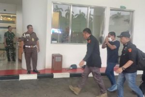 Masker Pakai, Begini Penampakan Eks Ketua PN Surabaya Saat Tiba di Kejagung