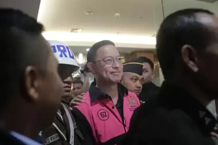 Tom Lembong, Terdakwa Korupsi, Mengunjungi Kejari Jakpus untuk Menyerahkan Berkas Perkaranya