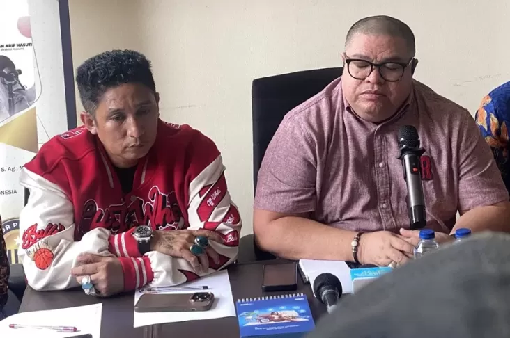 Pria Tak Sadar Terdampar di Meja saat Pengacara Ngamuk di PN Jakut, Firdaus Oiwobo Terkejut!