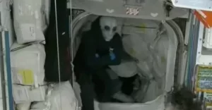 “Astronot Terdampar di ISS, Alien Muncul untuk Menyelamatkan Kembalinya ke Bumi”