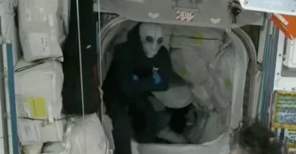 "Kisah Menegangkan Astronot di ISS: Dibantu Alien untuk Kembali ke Bumi"