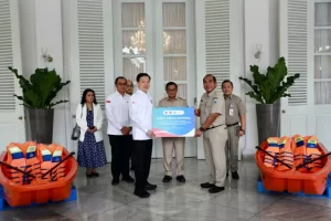 Chandra Asri Bagikan 20 Perahu untuk Cegah Banjir di Jakarta