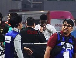 Pemain Mali Antusias Dapat Jersey Timnas Indonesia, Cium Logo Garuda