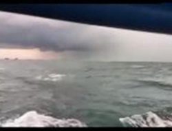 Detik-detik Ayah Anak Tersambar Petir di Laut Bangka, Bocah Berenang Selamatkan Ayahnya