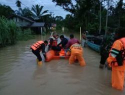 Bantuan Darurat, Korban Banjir Tapteng Sumut Rampok Minimarket dan Bulog Karena Kelaparan