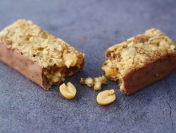 Dampak makan protein bar harian: Manfaat atau Bahaya?
