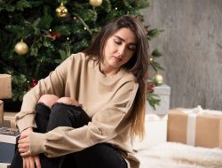 Psikologi: 7 Tanda Orang Merasa Kesepian Saat Natal