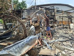 Pedagang Kumpulkan Puing Warung Terbakar di Kalibata untuk Dijual