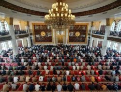 Naskah Khutbah Jumat 19 Desember 2025: Empat Penghalang Dekat dengan Allah SWT