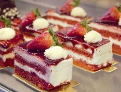 6 makna mimpi makan kue, tanda cinta hingga kehilangan