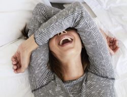 Puncak kesedihan yang membuat tertawa, kapan itu tanda gangguan mental?