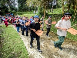 Kegiatan Menabuh Genting di Dusun Bambu yang Mengasyikkan