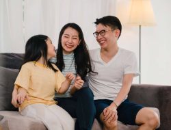 7 cara mengembangkan empati pada anak sejak bayi