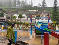 Bencana di Guci, Berkah di Pantai Larangan Tegal: Warga Berebut Kayu Hanyut