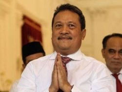 Menteri KKP Sakti Trenggono Pingsan Saat Memimpin Upacara Penghormatan Korban Pesawat ATR