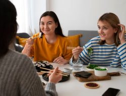 Orang yang Tidak Mulai Makan Sebelum Semua Orang Dapat Makanan Memiliki 9 Sifat Ini, Menurut Psikologi
