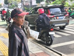 Kisah Kakek Firman: 40 Tahun Setia Antar Koran di Ibu Kota