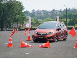 Takut Melalui Jalan Sempit? Ini 7 Cara Mengemudi Mobil Matic dengan Tenang
