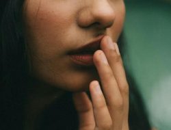 5 Kebiasaan yang Menyebabkan Bibir Hitam