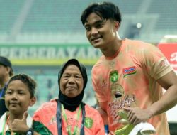 Kisah menyentuh di lorong GBT! Sugiarti beri jersey istimewa untuk kiper Persebaya Ernando Ari