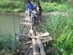 Khoirul dan Warga Bandar Harapan Berani Melintasi Jembatan Bergoyang