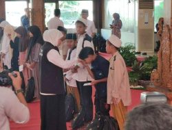 Gubernur Khofifah dan Wagub Emil Berbagi Kebahagiaan dengan Anak Yatim dan Pengemudi Ojol di Grahadi