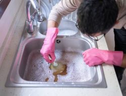 Soda Api: Solusi Ampuh atau Bahaya untuk Saluran Mampet?