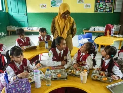 Ombudsman Soroti MBG Ramadan, Siswa Bawa Kue dan Kurma Kering