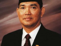 Potret Tuti Sutiawati, Istri Try Sutrisno, di Pemakaman Suami