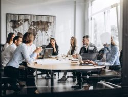 12 makna mimpi rapat kantor, tanda konflik atau peluang karier?