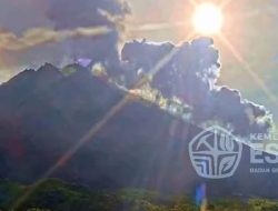 Merapi Meledak Tiga Kali, Awan Panas Mengguyur Pagi Minggu