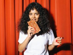Apa yang Terjadi pada Tubuh Saat Makan Cokelat Malam Hari?
