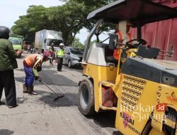 Jalan rusak di AJ Purukan Minut jadi lahan untung, pengendara kesal: Selalu ditambal setiap hari